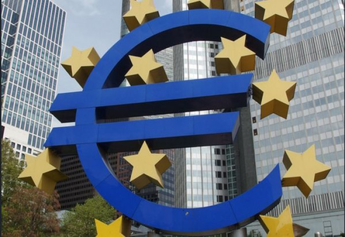 L'Ue a un bivio, il ruolo della BCE e la prospettiva del Mes mettono a rischio l'Europa L'Ue a un bivio, il ruolo della BCE e la prospettiva del Mes mettono a rischio l'Europa