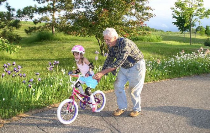 Bonus baby sitter anche per i nonni a patto che non siano conviventi. A chi spetta e come richiederlo Bonus baby sitter anche per i nonni a patto che non siano conviventi. A chi spetta e come richiederlo