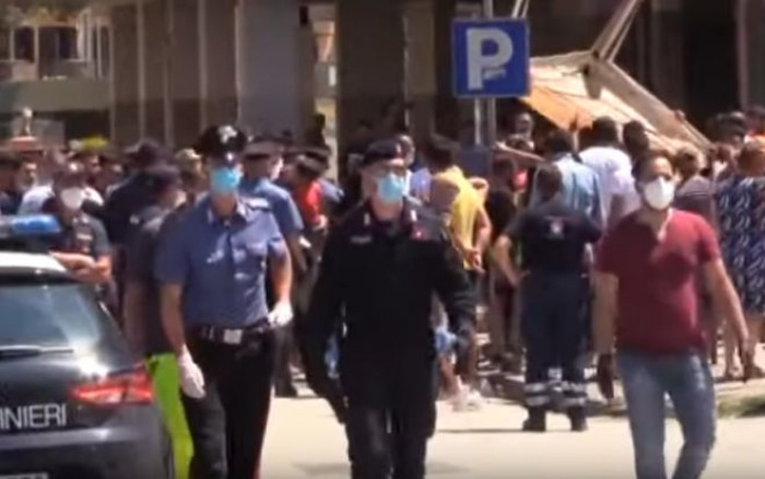 Mondragone zona rossa, ed è scontro nelle strade tra i residenti e la comunità bulgara Mondragone zona rossa, ed è scontro nelle strade tra i residenti e la comunità bulgara