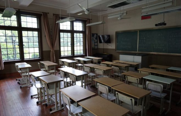 Riapre la scuola a settembre in presenza con classi divise doppi turni e lezioni online per le superiori Riapre la scuola a settembre in presenza con classi divise doppi turni e lezioni online per le superiori