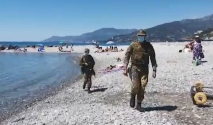 Militari in spiaggia con mitra, uniforme e mascherina per controllare le distanze? No, è un'altra bufala Militari in spiaggia con mitra, uniforme e mascherina per controllare le distanze? No, è un'altra bufala
