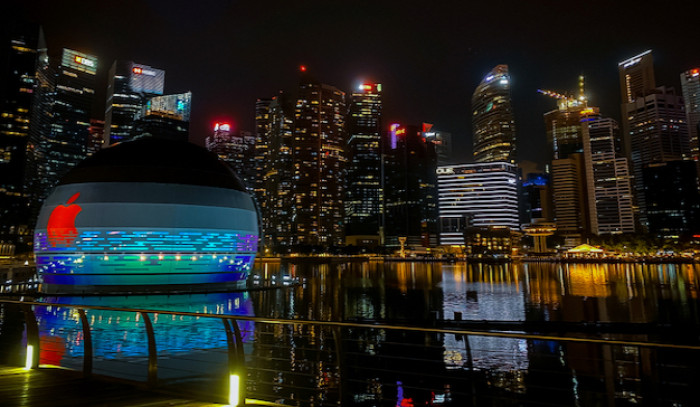 Apple: a Singapore apre il primo store galleggiante Apple: a Singapore apre il primo store galleggiante