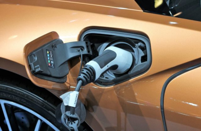 Auto ibride plug-in: non inquinano meno di una vettura con motore termico Auto ibride plug-in: non inquinano meno di una vettura con motore termico