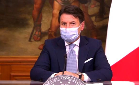 Decreto Natale 2020: Italia zona rossa nei festivi e prefestivi. Ecco quali sono le limitazioni da rispettare Decreto Natale 2020: Italia zona rossa nei festivi e prefestivi. Ecco quali sono le limitazioni da rispettare