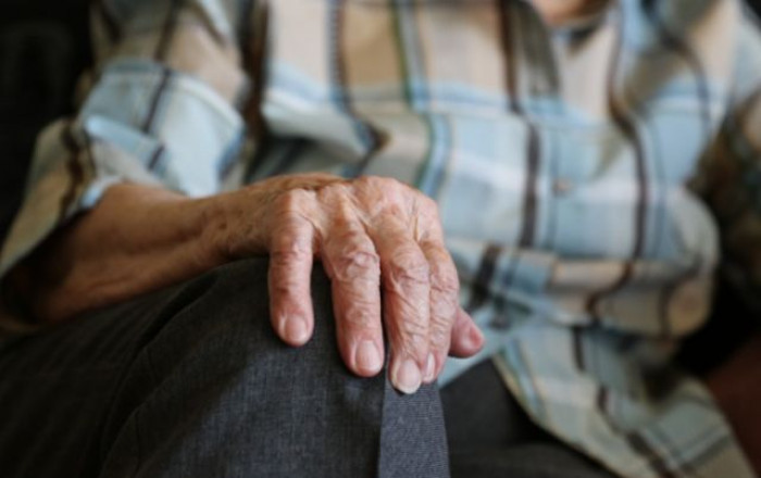 Anziana in Rsa muore per emorragia cerebrale dopo il vaccino: altri 2 casi in Europa Anziana in Rsa muore per emorragia cerebrale dopo il vaccino: altri 2 casi in Europa