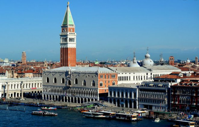 I Cinesi alla conquista di Venezia. In 10 anni il numero di imprese in mano ai Cinesi cresce dell'80% I Cinesi alla conquista di Venezia. In 10 anni il numero di imprese in mano ai Cinesi cresce dell'80%
