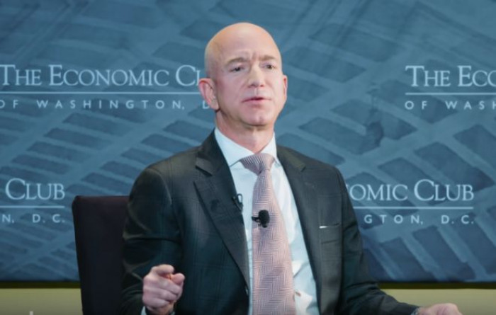 Jeff Bezos supera Elon Musk e torna ad essere l'uomo più ricco del mondo, ecco come ha fatto Jeff Bezos supera Elon Musk e torna ad essere l'uomo più ricco del mondo, ecco come ha fatto