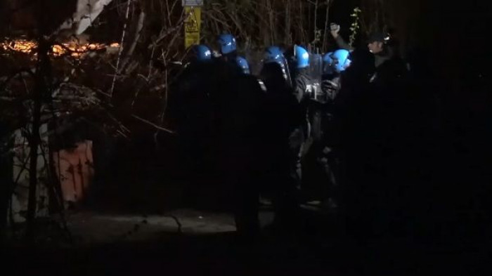 Attivista No Tav ferita dalla polizia, colpita forse da un lacrimogeno sparato ad altezza d'uomo. Il video Attivista No Tav ferita dalla polizia, colpita forse da un lacrimogeno sparato ad altezza d'uomo. Il video