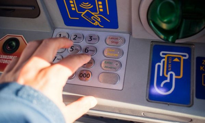 Gli istituti di credito cambiano strategia: salgono i costi del conto corrente, il denaro deve essere investito Gli istituti di credito cambiano strategia: salgono i costi del conto corrente, il denaro deve essere investito