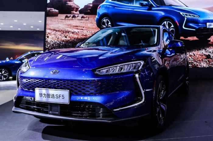 Huawei presenta la sua prima auto elettrica. Già in vendita in Cina Huawei presenta la sua prima auto elettrica. Già in vendita in Cina
