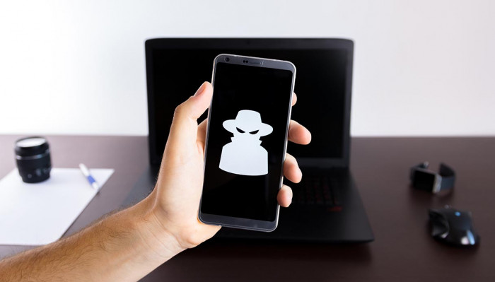 I nostri telefoni ci spiano? I nostri telefoni ci spiano?
