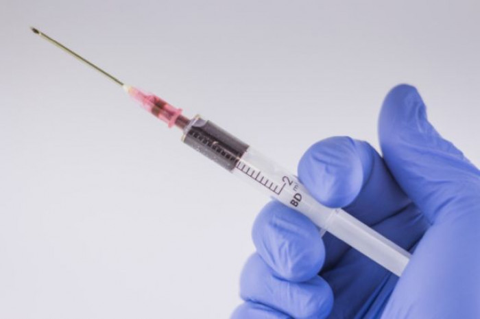 Vaccino AstraZeneca, coaguli di sangue ed emorragie: muore a 44 anni conduttrice Bbc Radio