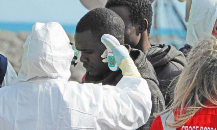 Variante indiana, l'Italia importa casi positivi con l'immigrazione. Con gli sbarchi arrivano nuovi casi Variante indiana, l'Italia importa casi positivi con l'immigrazione. Con gli sbarchi arrivano nuovi casi