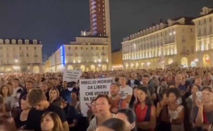 Dopo le migliaia di persone scese in piazza a Torino, contro il Green Pass oggi altre 30 città italiane Dopo le migliaia di persone scese in piazza a Torino, contro il Green Pass oggi altre 30 città italiane
