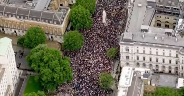 Mascherina obbligatoria per i prossimi 5 anni ma non solo. Ecco cosa prevede la bozza al vaglio del governo di Londra Mascherina obbligatoria per i prossimi 5 anni ma non solo. Ecco cosa prevede la bozza al vaglio del governo di Londra