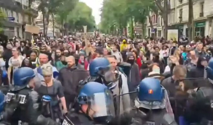 Mentre Francia e Grecia scendono in piazza per protestare in Regno Unito si festeggia il Freedom Day Mentre Francia e Grecia scendono in piazza per protestare in Regno Unito si festeggia il Freedom Day