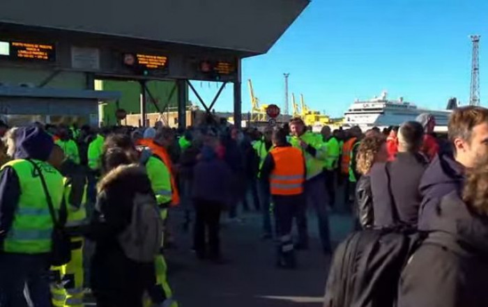 Il porto di Trieste si ferma contro il Green Pass. Solo un centinaio i lavoratori che non protestano Il porto di Trieste si ferma contro il Green Pass. Solo un centinaio i lavoratori che non protestano