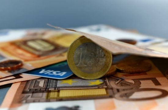 Aumenti in bolletta, per far fronte ai rincari contributo di solidarietà per redditi sopra i 75 mila euro