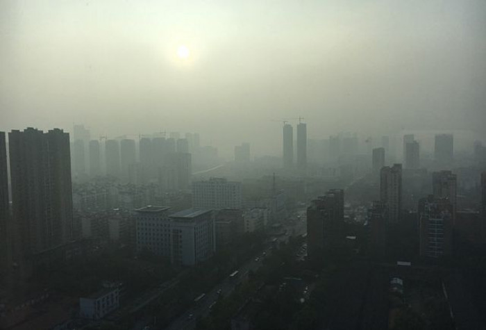Polveri sottili e Covid, l'inquinamento atmosferico aumenta la probabilità di contrarre il coronavirus Polveri sottili e Covid, l'inquinamento atmosferico aumenta la probabilità di contrarre il coronavirus