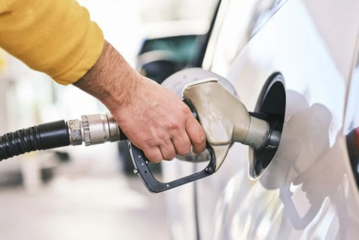 Draghi contro caro carburanti: ecco quanto costeranno benzina e gasolio dopo il taglio delle accise