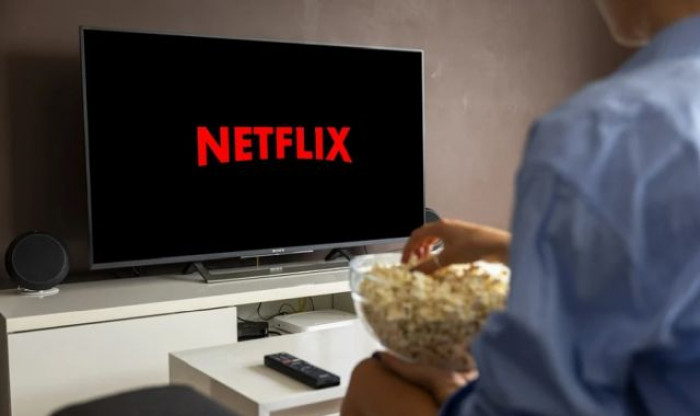 Netflix perde abbonati e il titolo cala in borsa, ecco quali sono le cause di questo crollo